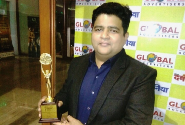 MD Of Global Advertisers's Sanjeev Gupta With Award