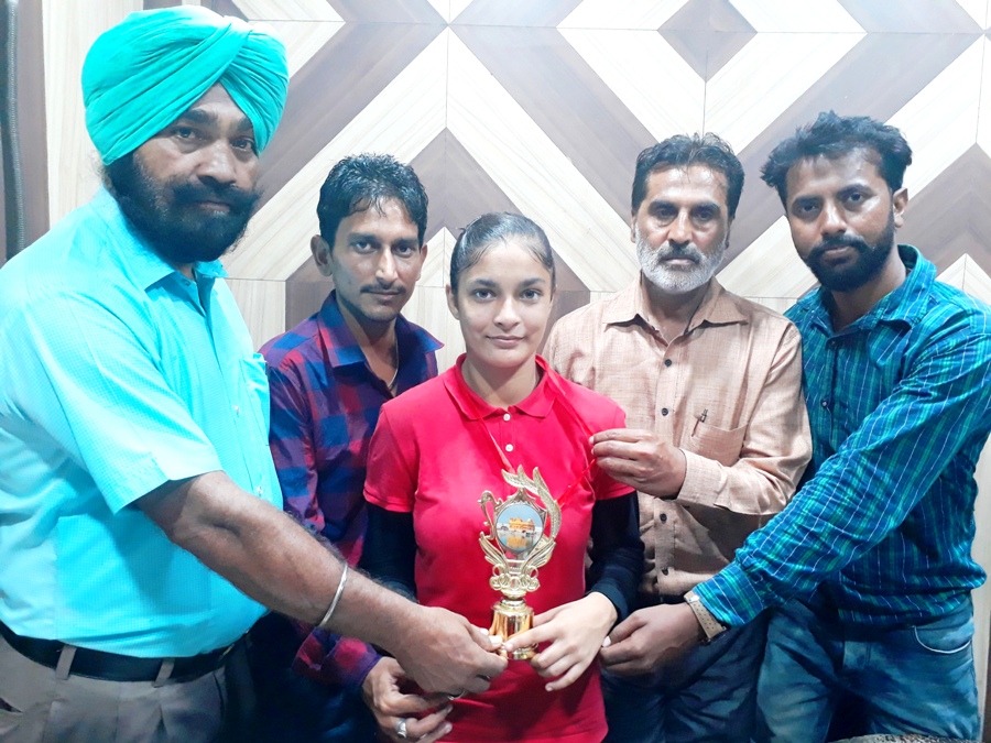 ਖਿਡਾਰਣ ਐਨਮ ਸੰਧੂ ਨੂੰ ਮਿਨੀ ਮੈਰੀਕਾਮ ਐਵਾਰਡ ਦੇ ਕੇ ਸਨਮਾਨਿਤ ਕਰਦੇ ਪ੍ਰਵੀਨ ਸਹਿਗਲ, ਕੋਚ ਰਾਜਨ ਕੁਮਾਰ ਸੂਰਯਵੰਸ਼ੀ, ਅਵਤਾਰ ਸਿੰਘ ਜੀ.ਐਨ.ਡੀ.ਯੂ ਤੇ ਹੋਰ।