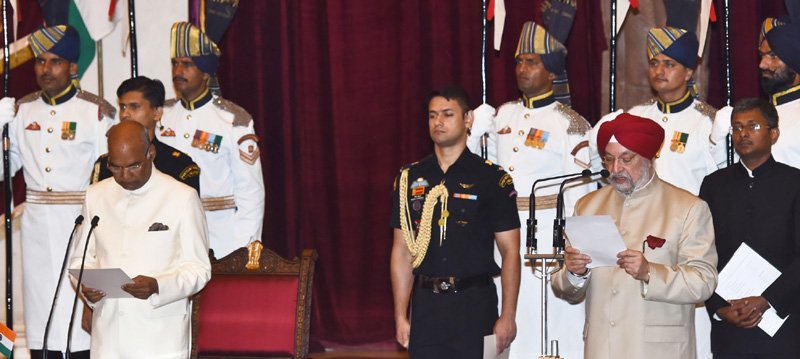 The President, Shri Ram Nath Kovind administering the oath as Minister of State to Shri Hardeep Singh Puri.