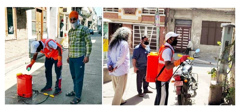 ਮੋਹਨ ਨਗਰ ਸੁਲਤਾਨਵਿੰਡ ਵਿਖੇ ਸਪਰੇਅ ਕਰਦੇ ਸਿਹਤ ਕਰਮਚਾਰੀ ਨਾਲ ਖੜੇ ਹਨ ਹਰਜੀਤ ਸਿੰਘ ਹੀਰਾ ਅਤੇ ਅਮਿਤ ਕੁਮਾਰ ਰਾਜਾ ਤੇ ਹੋਰ।